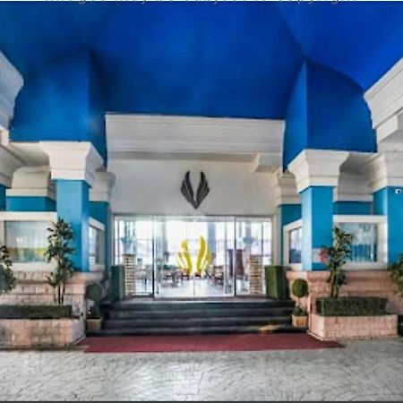 Royal Palms Hotel ムンバイ エクステリア 写真